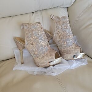 Gold Peep Toe Booties! 💫